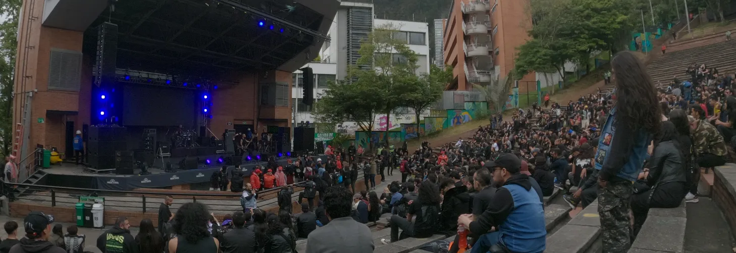 Público sentado en las gradas frente a la tarima durante un concierto de metal al aire libre en Bogotá
